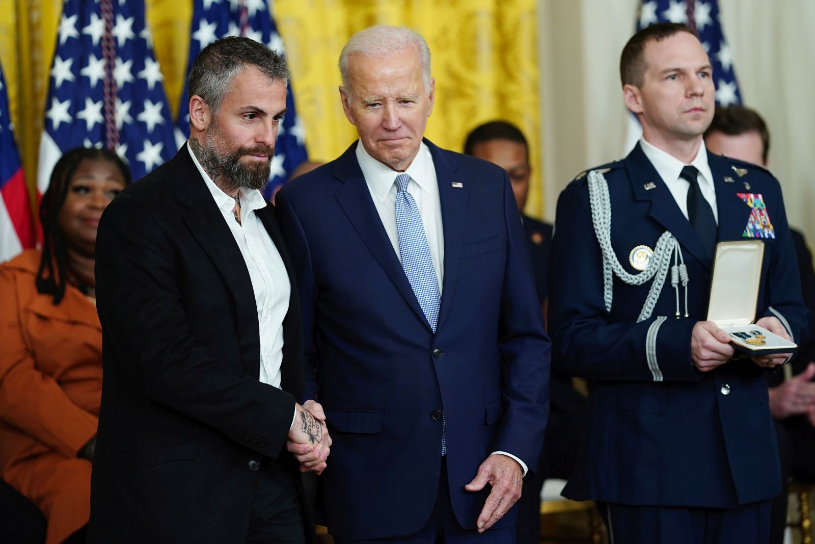 epa10393196 US President Joe Biden (C) ahead of awarding the Presidential Citizens Medal to former Washington Metropolitan Police Department officer Michael Fanone (L) during a ceremony at the White House, Washington, DC, USA, 06 January 2023. The ceremony marked the second anniversary of the 6th January 2021 attack on the United States Capitol.  EPA/WILL OLIVER
