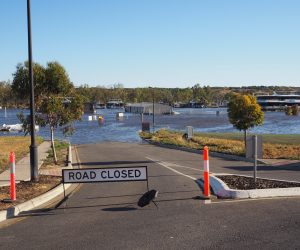 epa10393215 Water levels creeping up at Mannum in the Riverland region of South Australia, 07 January 2023. Latest forecasting suggests peak water flows on the Murray will reach downstream communities slightly earlier than expected.  EPA/TIM DORNIN AUSTRALIA AND NEW ZEALAND OUT