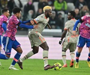 epa10394595 Juventus' Weston McKennie and Udinese's Isaac Success (C) in action during the Italian Serie A soccer match between Juventus and Udinese at Allianz Stadium in Turin, Italy, 07 January 2023.  EPA/ALESSANDRO DI MARCO