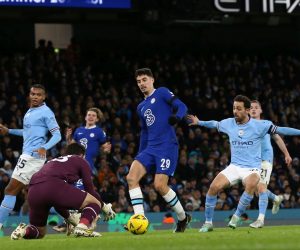 epa10396072 Chelsea's Kai Havertz (C) in action against Manchester City's goalkeeper Stefan Ortega (L) and Bernardo Silva (R) during the FA Cup third round match between Manchester City and Chelsea FC in Manchester, Britain, 08 January 2023.  EPA/Adam Vaughan EDITORIAL USE ONLY. No use with unauthorized audio, video, data, fixture lists, club/league logos or 'live' services. Online in-match use limited to 120 images, no video emulation. No use in betting, games or single club/league/player publications
