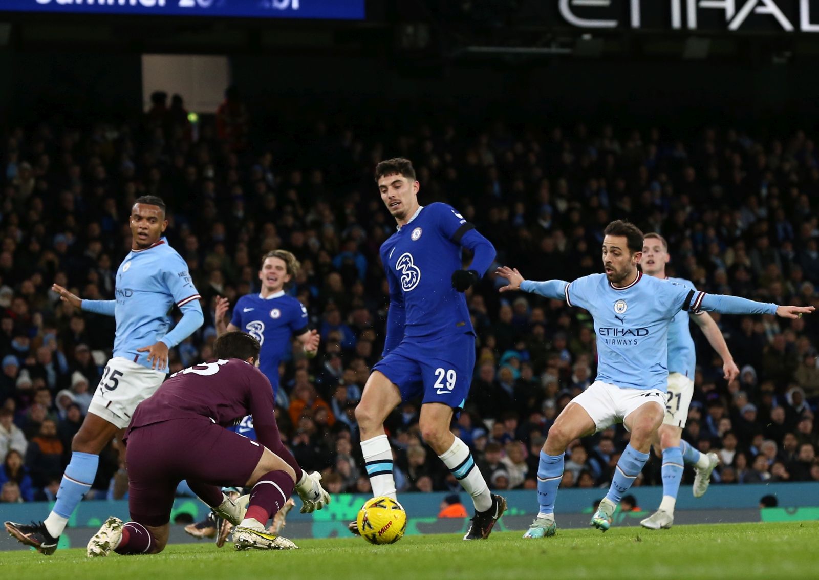 epa10396072 Chelsea's Kai Havertz (C) in action against Manchester City's goalkeeper Stefan Ortega (L) and Bernardo Silva (R) during the FA Cup third round match between Manchester City and Chelsea FC in Manchester, Britain, 08 January 2023.  EPA/Adam Vaughan EDITORIAL USE ONLY. No use with unauthorized audio, video, data, fixture lists, club/league logos or 'live' services. Online in-match use limited to 120 images, no video emulation. No use in betting, games or single club/league/player publications