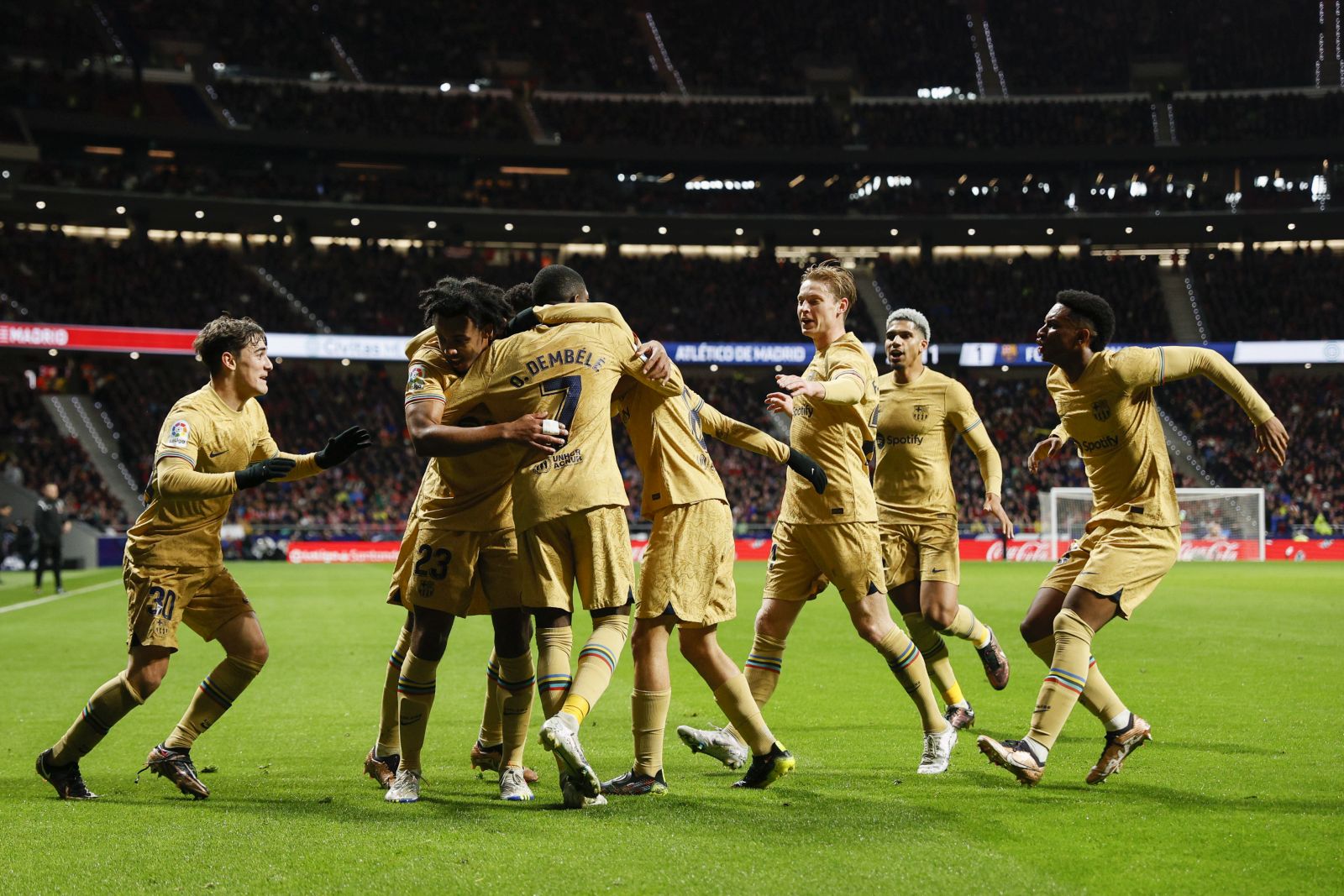 epa10396323 FC Barcelona's players celebrate the opening goal during the Spanish LaLiga soccer match between Atletico de Madrid and FC Barcelona at Civitas Metropolitano stadium in Madrid, Spain, 08 January 2023.  EPA/Rodrigo Jimenez