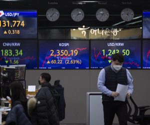 epa10396602 South Korean dealers work in front of monitors at the Hana Bank in Seoul, South Korea, 09 January 2023. The benchmark South Korea Composite Stock Price Index (KOSPI) rose 60.22 points, or 2.63 percent, to close at 2,350.19.  EPA/JEON HEON-KYUN