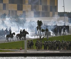 epa10396419 Police confront supporters of former Brazilian President Jair Bolsonaro invading Planalto Palace, in Brasilia, Brazil, 08 January 2023. Hundreds of supporters of former Brazilian President Jair Bolsonaro invaded the headquarters of the National Congress, and also Supreme Court and the Planalto Palace, seat of the Presidency of the Republic, in a demonstration calling for a military intervention to overthrow President Luiz Inacio Lula da Silva. The crowd broke through the cordons of security forces and forced their way to the roof of the buildings of the Chamber of Deputies and the Senate, and some entered inside the legislative headquarters.  EPA/ANDRE BORGES
