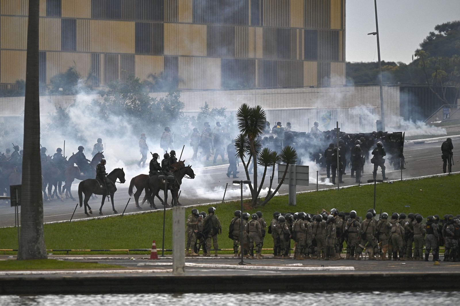 epa10396419 Police confront supporters of former Brazilian President Jair Bolsonaro invading Planalto Palace, in Brasilia, Brazil, 08 January 2023. Hundreds of supporters of former Brazilian President Jair Bolsonaro invaded the headquarters of the National Congress, and also Supreme Court and the Planalto Palace, seat of the Presidency of the Republic, in a demonstration calling for a military intervention to overthrow President Luiz Inacio Lula da Silva. The crowd broke through the cordons of security forces and forced their way to the roof of the buildings of the Chamber of Deputies and the Senate, and some entered inside the legislative headquarters.  EPA/ANDRE BORGES