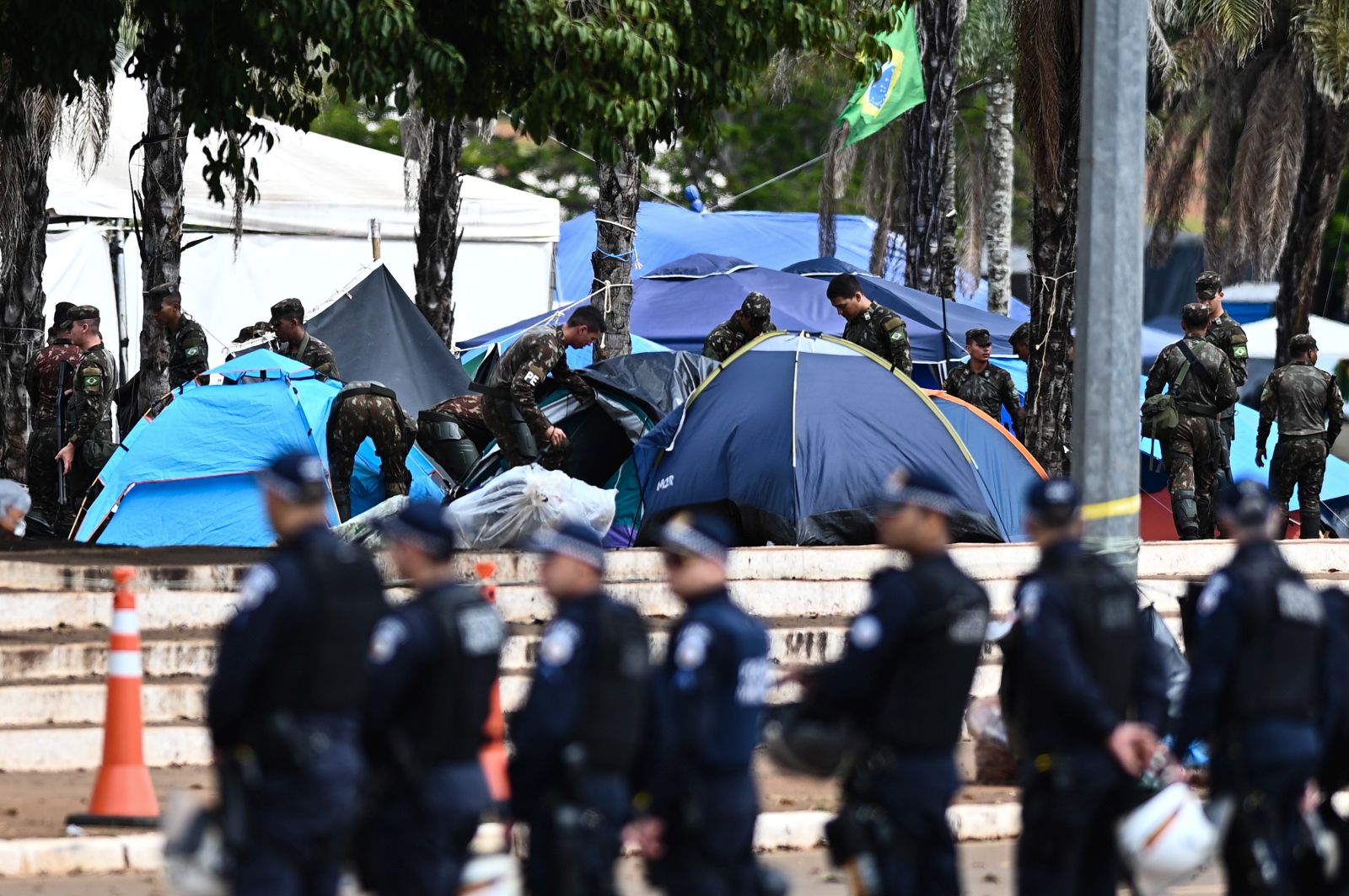 epa10396928 Army soldiers work to dismantle the tents of supporters of former President Jair Bolsonaro in a camp in front of the Army Headquarters, in Brasília, Brazil, 09 January 2023. At least 1,200 Bolsonaro supporters were detained in the camp set up in front of the Army headquarters in Brasilia after October presidential elections and from which the attacks on headquarters of the National Congress, and also Supreme Court and the Planalto Palace, seat of the Presidency of the Republic, on 08 January were launched. The followers of former President Jair Bolsonaro, who do not recognize the victory of the progressive leader Luiz Inacio Lula da Silva in the presidential elections, were arrested after being surrounded by the Police and the Army, they peacefully dismantled the camp where they were taking refuge.  EPA/ANDRE BORGES