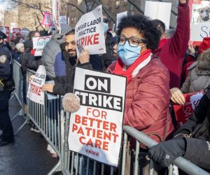 epa10397081 Nurses strike outside of Mount Sinai Medical Center in New York, New York, USA, 09 January 2023. After failing to reach an agreement over the weekend, over 7,000 nurses at two hospitals in New York City went on strike 09 January over unsatisfactory working conditions, salaries and staffing policies.  EPA/SARAH YENESEL