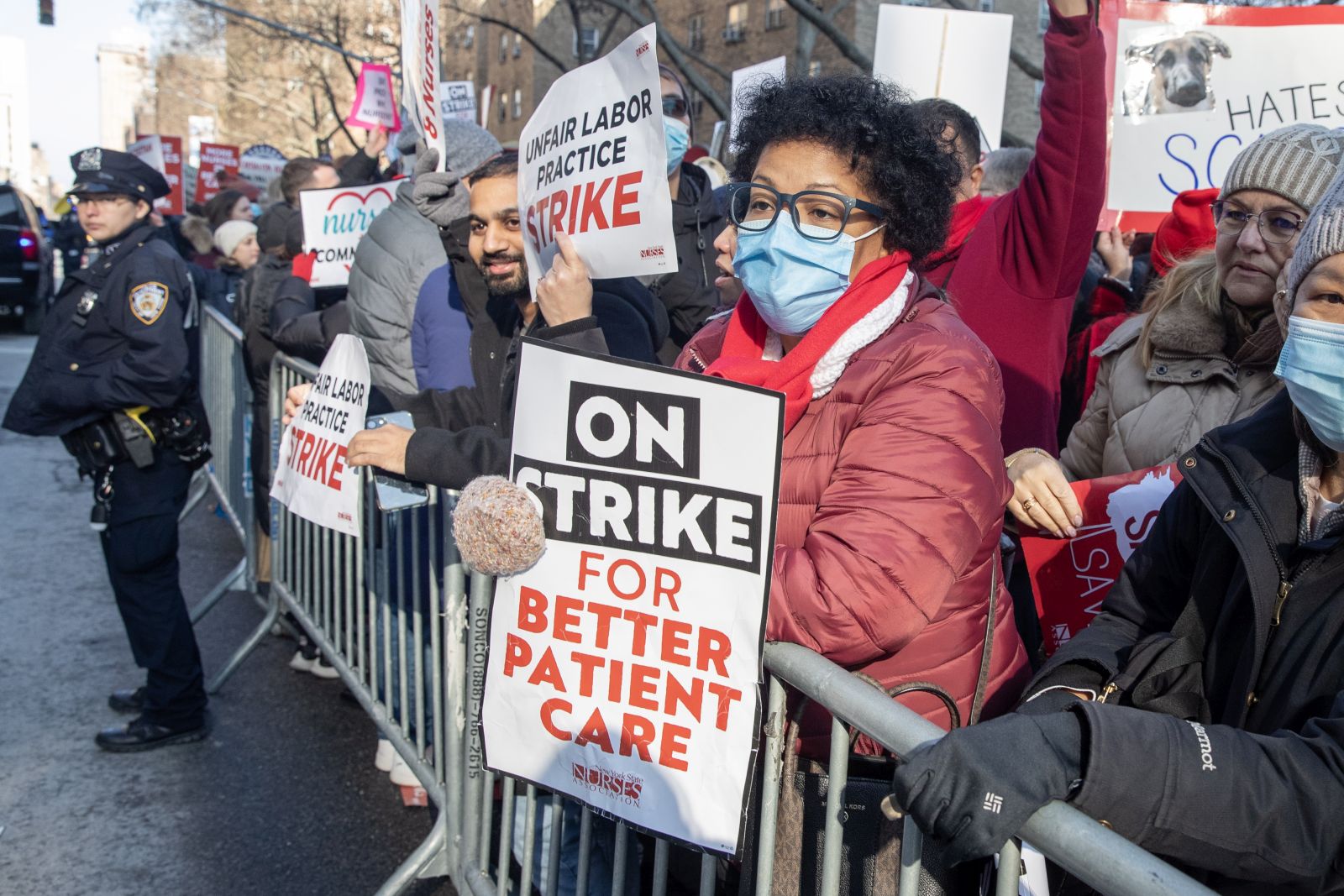epa10397081 Nurses strike outside of Mount Sinai Medical Center in New York, New York, USA, 09 January 2023. After failing to reach an agreement over the weekend, over 7,000 nurses at two hospitals in New York City went on strike 09 January over unsatisfactory working conditions, salaries and staffing policies.  EPA/SARAH YENESEL