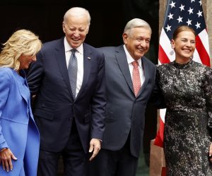 epa10397324 (L-R) US First Lady Jill Biden, US President Joe Biden, President of Mexico Andres Manuel Lopez Obrador, and his wife Beatriz Gutierrez Muller pose at the National Palace in Mexico City, Mexico, 09 January 2023. Biden is participating in the North American Leaders Summit with Obrador and Canadian Prime Minister Justin Trudeau.  EPA/Jose Mendez