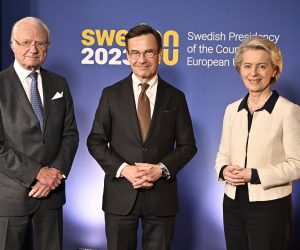 epa10401603 (L-R) Sweden's King Carl Gustaf, Sweden's Prime Minister Ulf Kristersson and EU Commission President Ursula von der Leyen arrive for a dinner at the Ice Hotel in Jukkasjarvi, Sweden, 12 January 2023. The European Commission and the Swedish government meet in Sweden’s northernmost city Kiruna and nearby Jukkasjarvi on 12 and 13 January, the first meeting since Swedish took over the EU presidency on 01 January.  EPA/JONAS EKSTROMER SWEDEN OUT