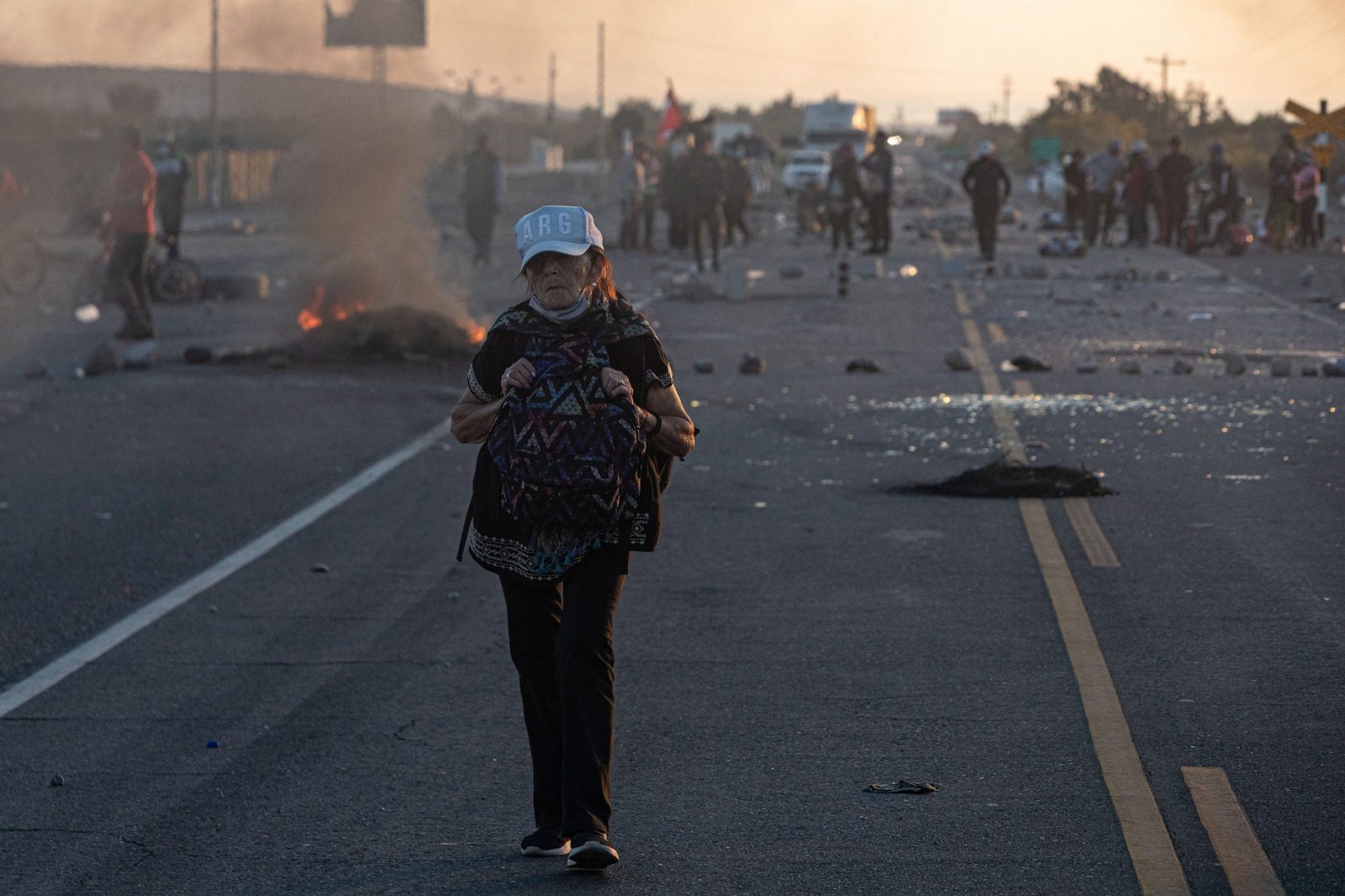 epa10402455 People cross the border on foot due to the blockades on the highway that connects the countries of Peru and Chile, in Tacna, Peru, 12 January 2023, during a new day of demonstrations to demand new general elections, the removal of President Dina Boluarte and justice for the protesters killed during the political crisis.  EPA/RAFAEL ARANCIBIA