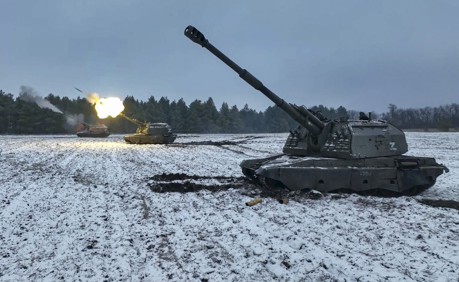 epa10403005 A still image taken from a handout video made available by the Russian Defence Ministry on 13 January 2023 shows Russian self-propelled 152.4 mm howitzers Msta firing during combat at an undisclosed location in Donetsk region, Ukraine. The Russian Defence Ministry said that "in evening of 12 January, the city of Soledar, that is of great importance for continuing successful offensive operations in Donetsk direction, was liberated" as what Moscow calls a 'special military operation' continues in Ukraine. Russian troops entered Ukrainian territory on 24 February 2022, starting a conflict that has provoked destruction and a humanitarian crisis.  EPA/RUSSIAN DEFENCE MINISTRY PRESS SERVICE / HANDOUT  HANDOUT EDITORIAL USE ONLY/NO SALES