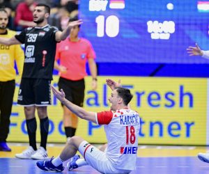 epa10403693 Croatia's Igor Karacic (down) and Egypt's Yehia Elderaa (L) argue with the referee during the IHF Men's World Championship group G handball match between Egypt and Croatia, at Husqvarna Garden in Jonkoping, Sweden, 13 January 2023.  EPA/Mikael Fritzon SWEDEN OUT