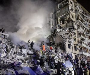 epa10405713 Local residents help with rescue operations at the site of a damaged residential building hit by shelling in Dnipro, southeastern Ukraine, 14 January 2023, amid Russia's invasion. At least five people died and 64 others were injured, including 14 children, after a rocket hit the nine-story building in Dnipro, the State Emergency Service (SES) of Ukraine reported on 14 January. Russian troops entered Ukraine on 24 February 2022 starting a conflict that has provoked destruction and a humanitarian crisis.  EPA/STR