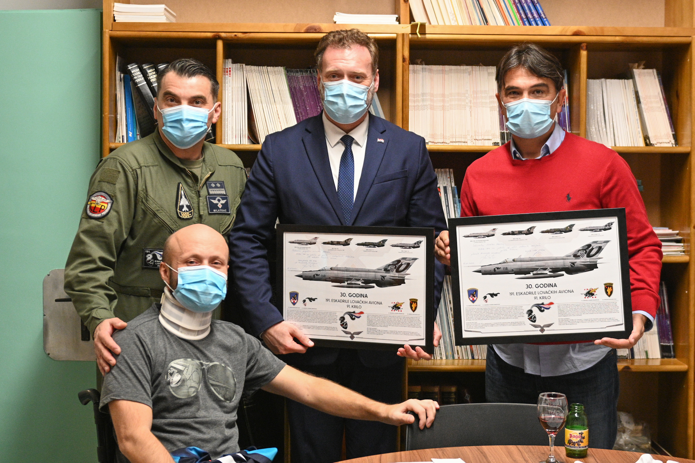 Varadinske Toplice, 15.1.2023.- Ministar obrane Mario Banoiæ i izbornik Hrvatske nogometne reprezentacije Zlatko Daliæ posjetili su u nedjelju bojnika Ivana Lukana pilota ozlijeðenog u padu aviona MiG-21 koji se nakon uspjenog operativnog zahvata oporavlja u u Varadinskim Toplicama. 
foto HINA/ MORH/ F. Klen/ ua