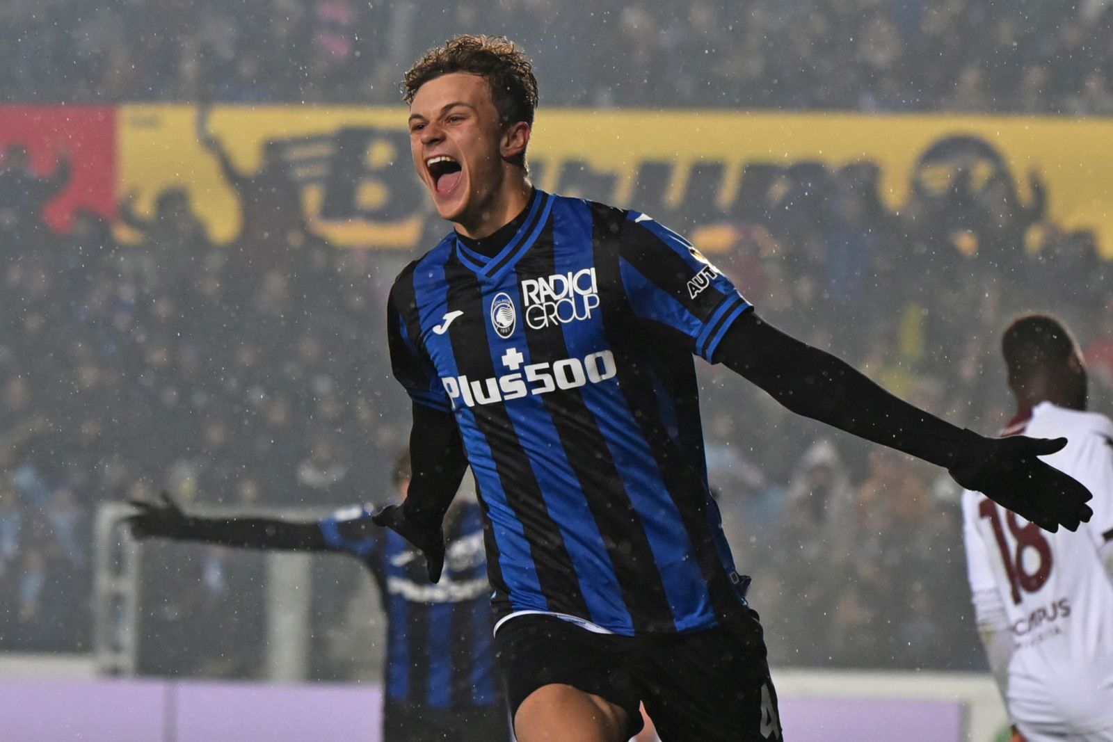 epa10407391 Atalanta's Giorgio Scalvini celebrates after scoring the 3-1 goal during the Italian Serie A soccer match Atalanta BC and US Salernitana at the Gewiss Stadium in Bergamo, Italy, 15 January 2023.  EPA/PAOLO MAGNI