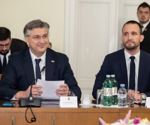 Zagreb, 16.01.2023. - Odbor za regionalni razvoj i fondove EU raspravljat će o prijedlogu za iskazivanje povjerenja Šimi Erliću za obavljanje dužnosti ministra regionalnog razvoja i fondove EU.
Na fotografiji Andrej Plenković, Šime Erlić.
foto HINA/ Edvard ŠUŠAK/ es