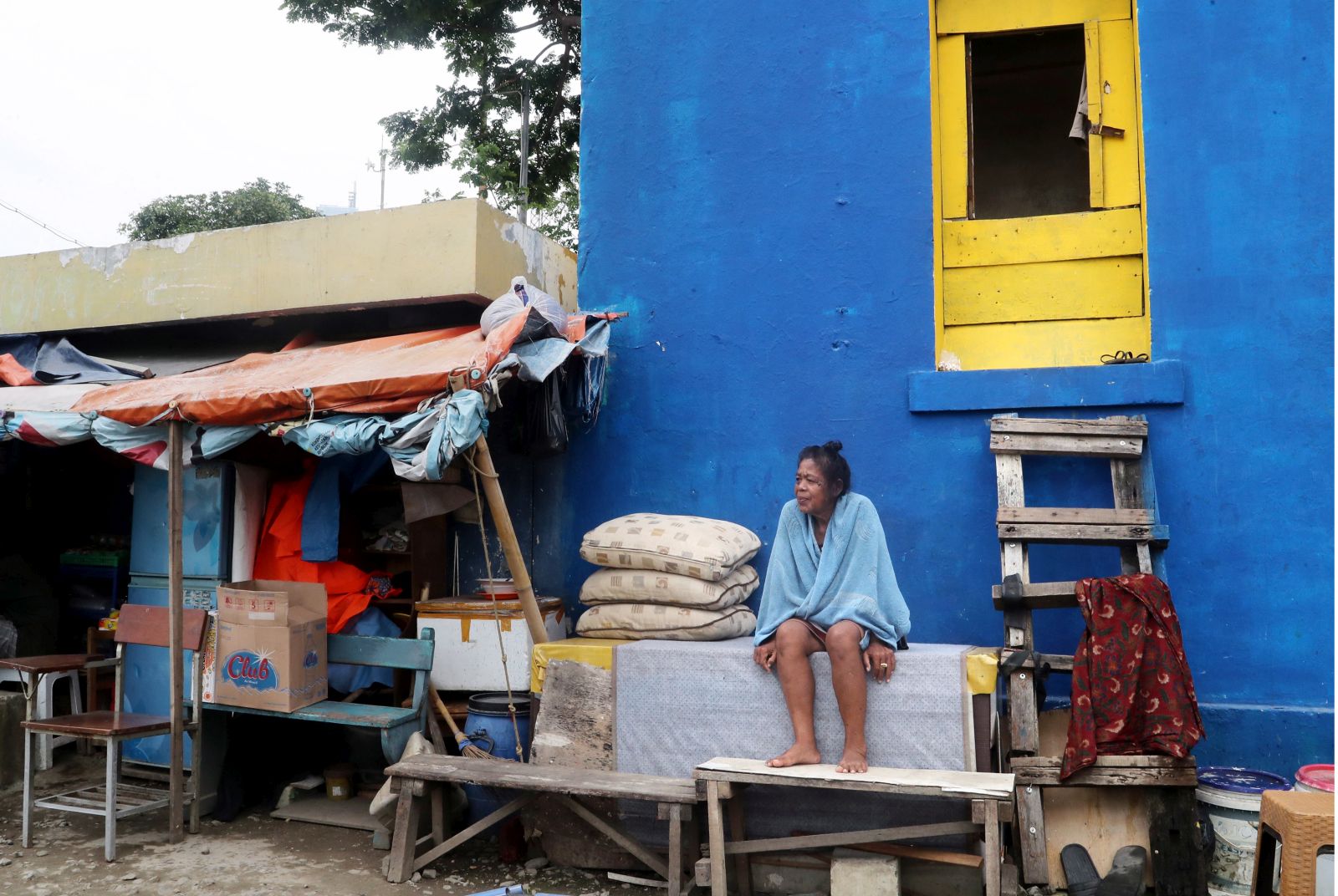 epa10410518 A woman sits outside her house at a slum area in Jakarta, Indonesia, 17 January 2023. According to Badan Pusat Statistik (BPS-Statistics Indonesia), over 26.3 million people (9.57 percent of the population) lived below the poverty line as of September 2022. The number marks an increase by 0.03 percent compared to March 2022 but also a year-on-year decrease compared to September 2021, when the number reached 26.5 million.  EPA/BAGUS INDAHONO