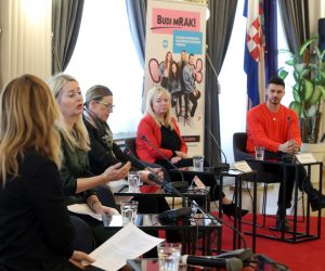Zagreb, 16.01.2023. - Konferencija za medije javno-zdravstvene kampanje "Budi mRAK roditelj" posveæena je prevenciji raka vrata maternice. O toj i drugim temama poput posljednjih rezultata procijepljenosti u Hrvatskoj, kao i moguænosti cijepljenja protiv HPV-a od petog razreda osnovne kole, govorili su Prim. dr. sc. Ivana Paviæ imetin, zamjenica ravnatelja HZJZ-a i predstavnica Ministarstva zdravstva, Prim. dr. sc. Marija Posavec, Predsjednica Hrvatskog drutva za kolsku i sveuèilinu medicinu, Dr. k. medicine Neda Ferenèiæ Vrban, tajnica Lige protiv raka, Marko Gangur, Nacionalni koordinator projekta "Budi mRAK", CroMSIC (Meðunarodna udruga Studenata medicune Hrvatska). Na footgrafiji (L-D) Ivana Paviæ imetin, Marija Posavec, Neda Ferenèiæ Vrban i Marko Gangur. foto HINA /Zvonimir KUHTIÆ/ kuzo