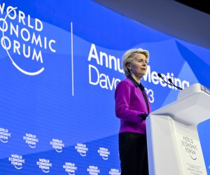 epa10410683 Ursula von der Leyen, President of the European Commission speaks during the 53rd annual meeting of the World Economic Forum, WEF, in Davos, Switzerland, 17 January 2023. The meeting brings together entrepreneurs, scientists, corporate and political leaders in Davos under the topic "Cooperation in a Fragmented World" from 16 to 20 January.  EPA/GIAN EHRENZELLER