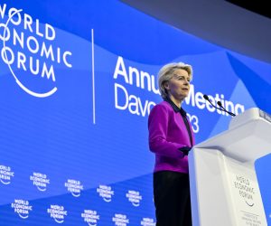 epa10410683 Ursula von der Leyen, President of the European Commission speaks during the 53rd annual meeting of the World Economic Forum, WEF, in Davos, Switzerland, 17 January 2023. The meeting brings together entrepreneurs, scientists, corporate and political leaders in Davos under the topic "Cooperation in a Fragmented World" from 16 to 20 January.  EPA/GIAN EHRENZELLER