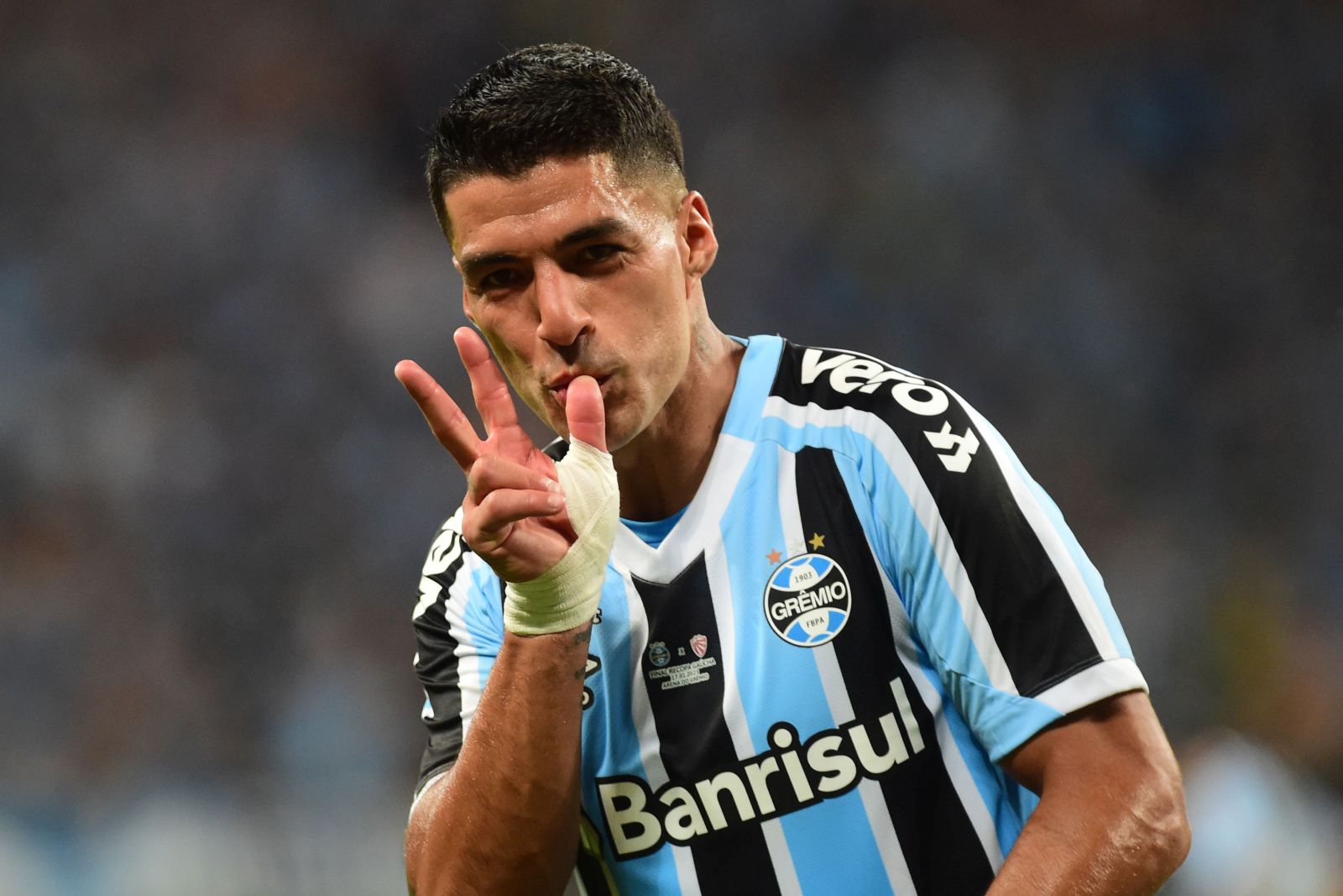 epa10411889 Uruguayan Luis Suarez of Gremio celebrates after scoring during the final of Recopa Gaúcha soccer tournament between Gremio and Sao Luiz at Arena do Gremio in Portoalegre, Brazil, 17 January 2023.  EPA/Ricardo Rimoli