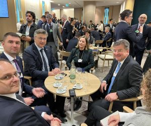 Davos, 18.01.2023. - Premijer Andrej Plenković sudjeluje na Svjetskom ekonomskom forumu u Davosu. Na fotografiji Davor Filipović (2L), Andrej Plenković (3L).
foto HINA/ Vlada RH/ ml