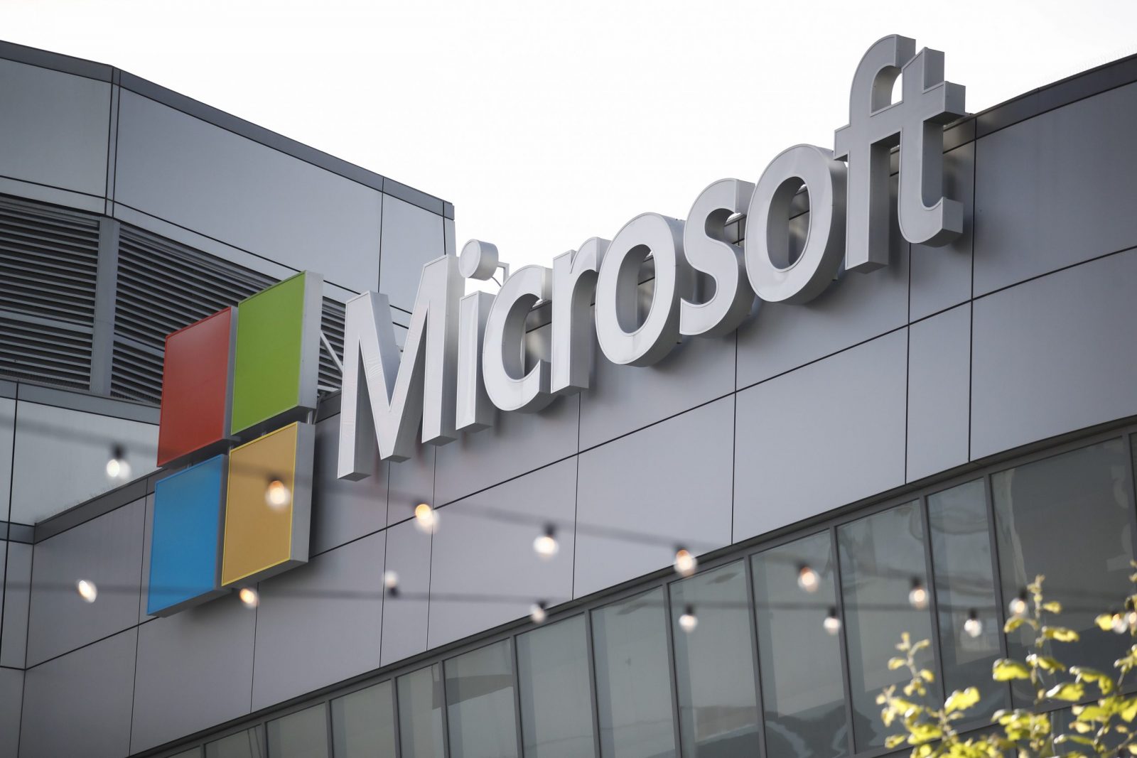 epa10414382 The exterior of the Microsoft Theater in downtown Los Angeles, California, USA, 18 January 2023. Microsoft announced earlier in the day that it plans to lay off 10,000 employees in a cost-cutting measure.  EPA/CAROLINE BREHMAN