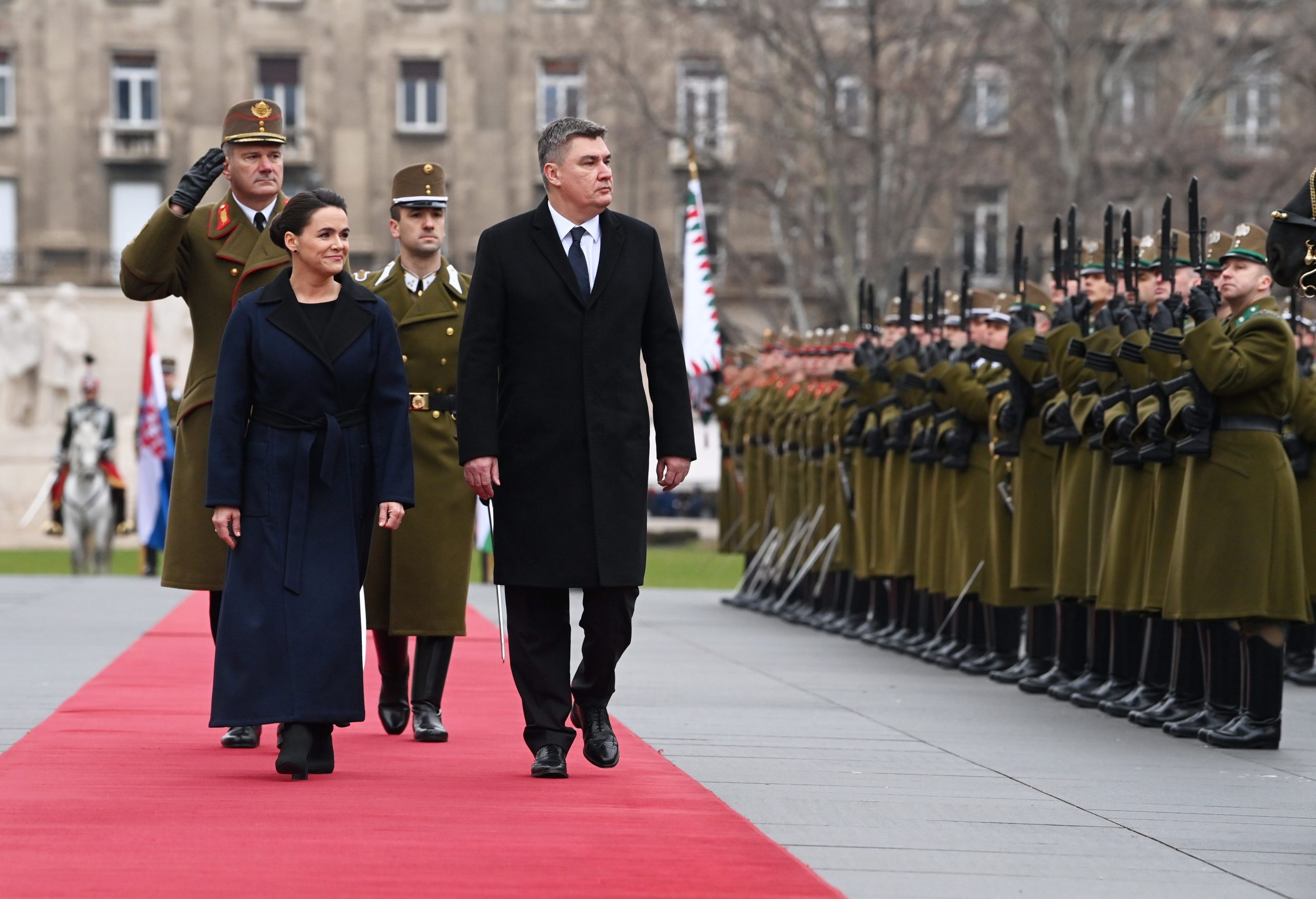 epa10417905 Hungarian President Katalin Novak (L) receives Croatian President Zoran Milanovic with military honours at the parliament building in Budapest, Hungary, 20 January 2023.  EPA/Noemi Bruzak HUNGARY OUT