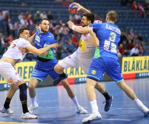 epa10418241 Borut Mackovsek (2L) and Blaz Blagotinsek (R) of Slovenia and Adrian Figueras Trejo (L) and Agustin Casando Marcelo (2R) of Spain in action during the 2023 IHF Men's Handball World Championship group I match between Slovenia and Spain in Katowice, Poland, 20 January 2023.  EPA/Lukasz Gagulski POLAND OUT
