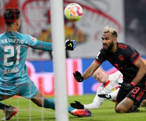 epa10418907 Munich's Eric Maxim Choupo-Moting (R) scores the 1-0 lead against Leipzig's goalkeeper Janis Blaswich (L) during the German Bundesliga soccer match between RB Leipzig and FC Bayern Munich in Leipzig, Germany, 20 January 2023.  EPA/FILIP SINGER (ATTENTION: The DFL regulations prohibit any use of photographs as image sequences and/or quasi-video.)