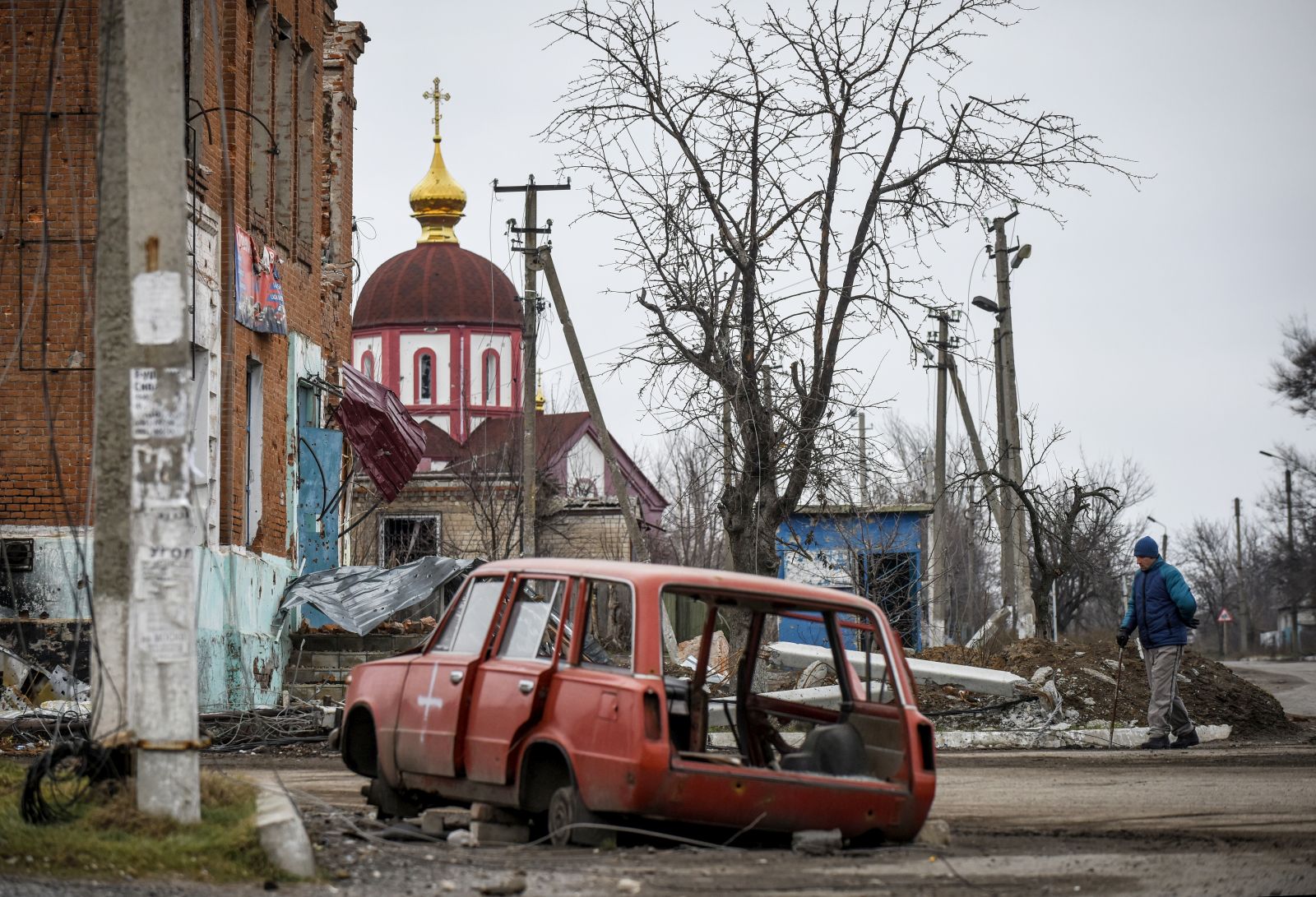 epa10420775 A man walks on the street in retaken village Drobysheve, Donetsk region, eastern Ukraine, 21 January 2023. Russian troops entered Ukraine on 24 February resulting in fighting and destruction in the country and triggering a series of severe economic sanctions on Russia by Western countries.  EPA/OLEG PETRASYUK