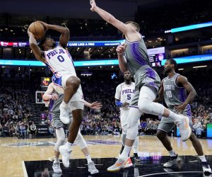 epa10421944 Philadelphia 76ers guard Tyrese Maxey (L) in action against Sacramento Kings forward Domantas Sabonis (2-R) during the fourth quarter of the NBA game between the Philadelphia 76ers and Sacramento Kings at Golden 1 Center in Sacramento, California, USA, 21 January 2023.  EPA/JOHN G. MABANGLO   SHUTTERSTOCK OUT