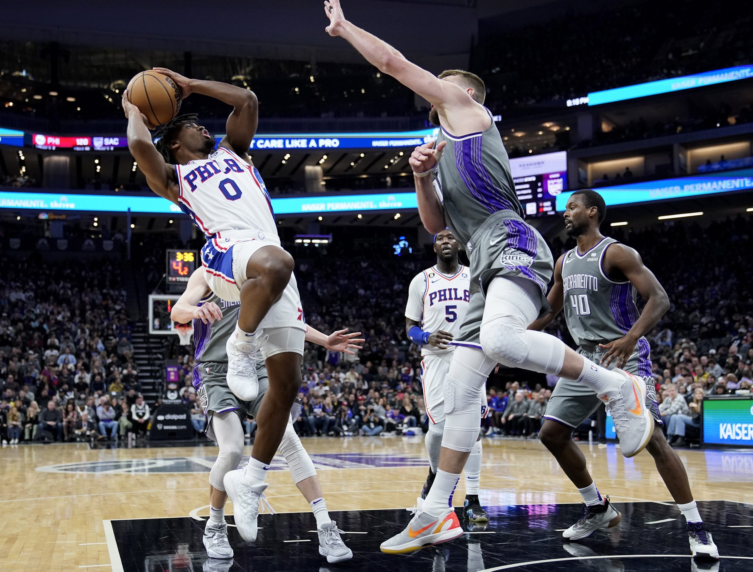 epa10421944 Philadelphia 76ers guard Tyrese Maxey (L) in action against Sacramento Kings forward Domantas Sabonis (2-R) during the fourth quarter of the NBA game between the Philadelphia 76ers and Sacramento Kings at Golden 1 Center in Sacramento, California, USA, 21 January 2023.  EPA/JOHN G. MABANGLO   SHUTTERSTOCK OUT