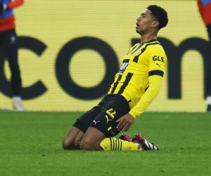 epa10423067 Dortmund's Jude Bellingham celebrates after scoring the 1-0 lead during the German Bundesliga soccer match between Borussia Dortmund and and FC Augsburg in Dortmund, Germany, 22 January 2023.  EPA/RONALD WITTEK CONDITIONS - ATTENTION: The DFL regulations prohibit any use of photographs as image sequences and/or quasi-video.