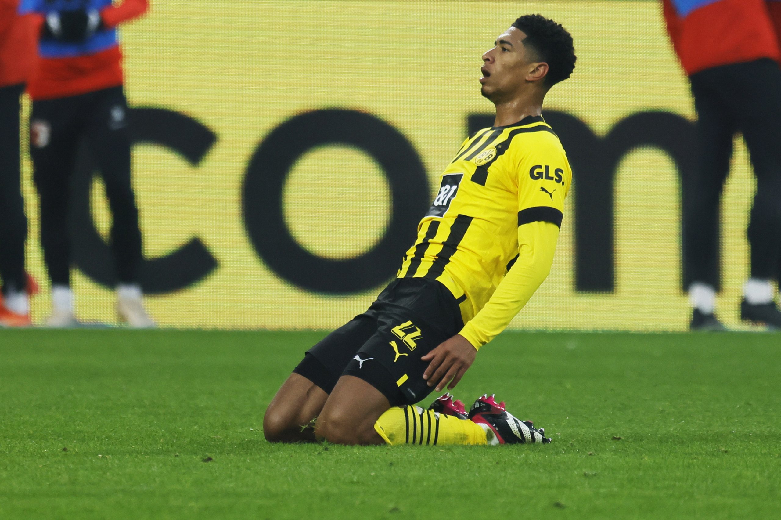 epa10423067 Dortmund's Jude Bellingham celebrates after scoring the 1-0 lead during the German Bundesliga soccer match between Borussia Dortmund and and FC Augsburg in Dortmund, Germany, 22 January 2023.  EPA/RONALD WITTEK CONDITIONS - ATTENTION: The DFL regulations prohibit any use of photographs as image sequences and/or quasi-video.