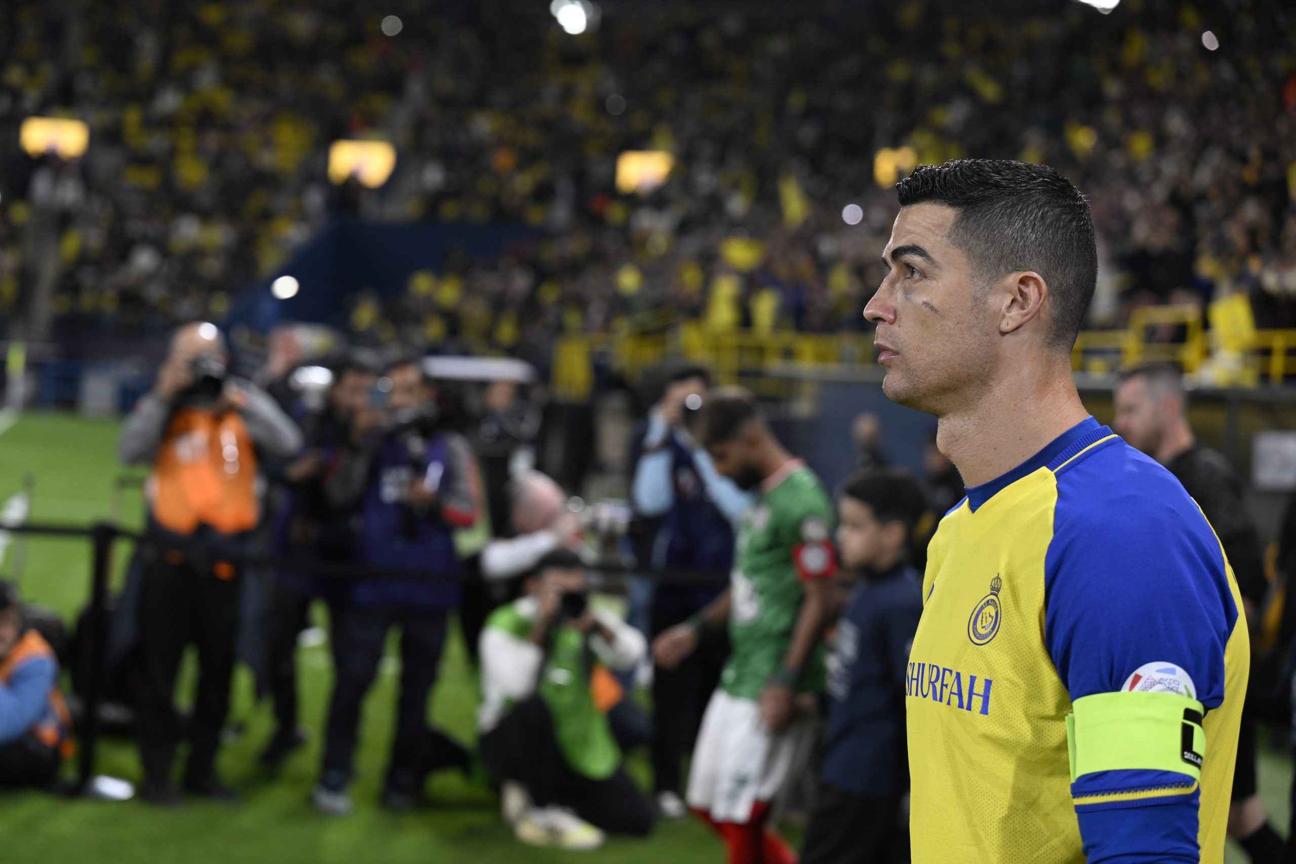 epa10423622 Al Nassr's Cristiano Ronaldo arrives to the pitch before the Saudi Pro League soccer match between Al-Nassr and Al Ettifaq in Riyadh, Saudi Arabia, 22 January 2023. Portuguese soccer player Cristiano Ronaldo will play his first match in Saudi Pro League after his transfer to Al-Nassr soccer club.  EPA/STR