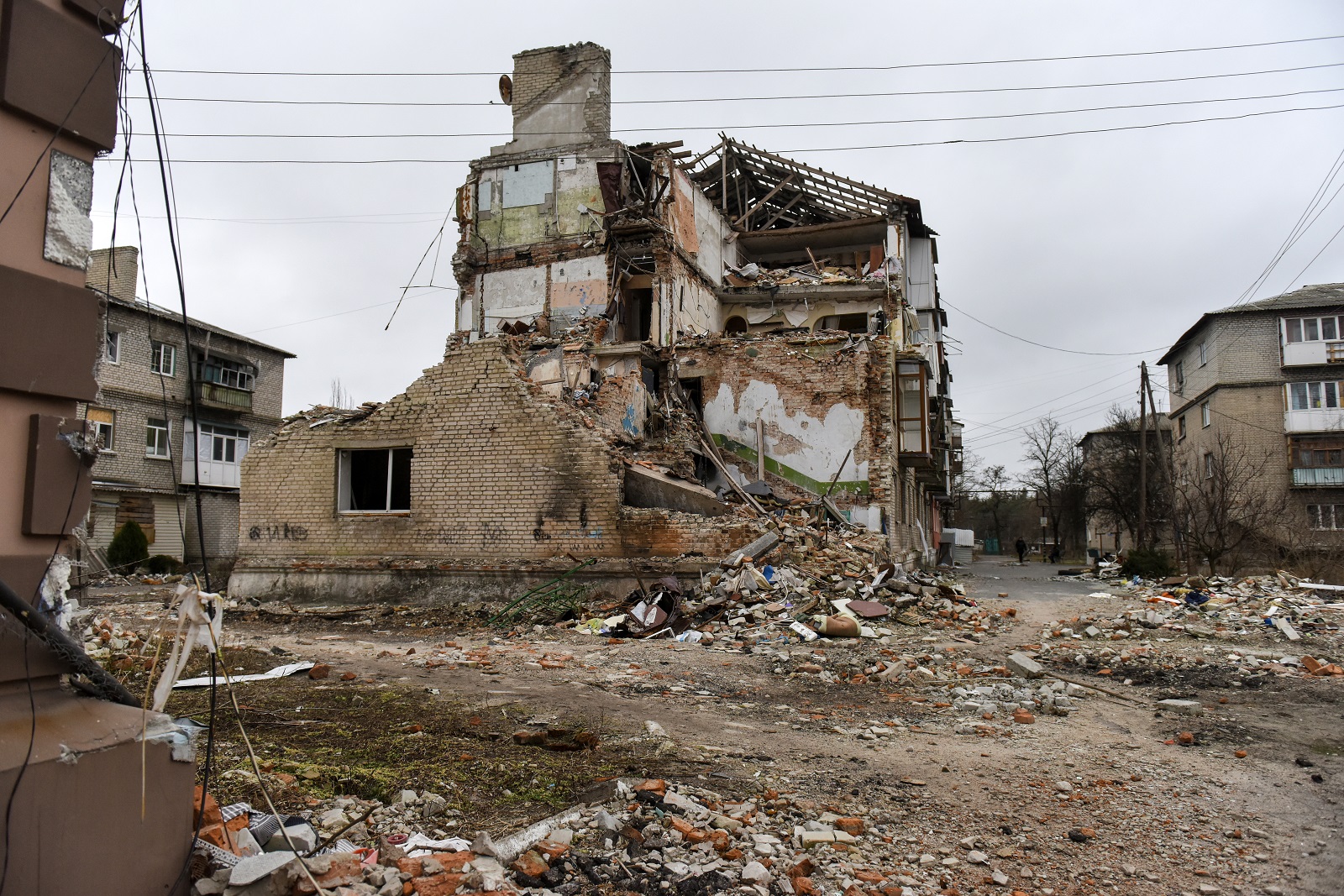 epa10423773 Damaged apartment blocks in the town of Lyman, Donetsk region, Ukraine, 22 January 2023. Lyman was re-captured by Ukraine's armed forces in October. Before the beginning of active combat action population of Lyman was around 41,000. After being under Russian occupation, without electricity, water and gas supply, infrastructure is slowly renewing. Russian troops entered Ukraine terriroty on 24 February 2022, starting an armed conflict that has provoked destruction and a humanitarian crisis.  EPA/OLEG PETRASYUK