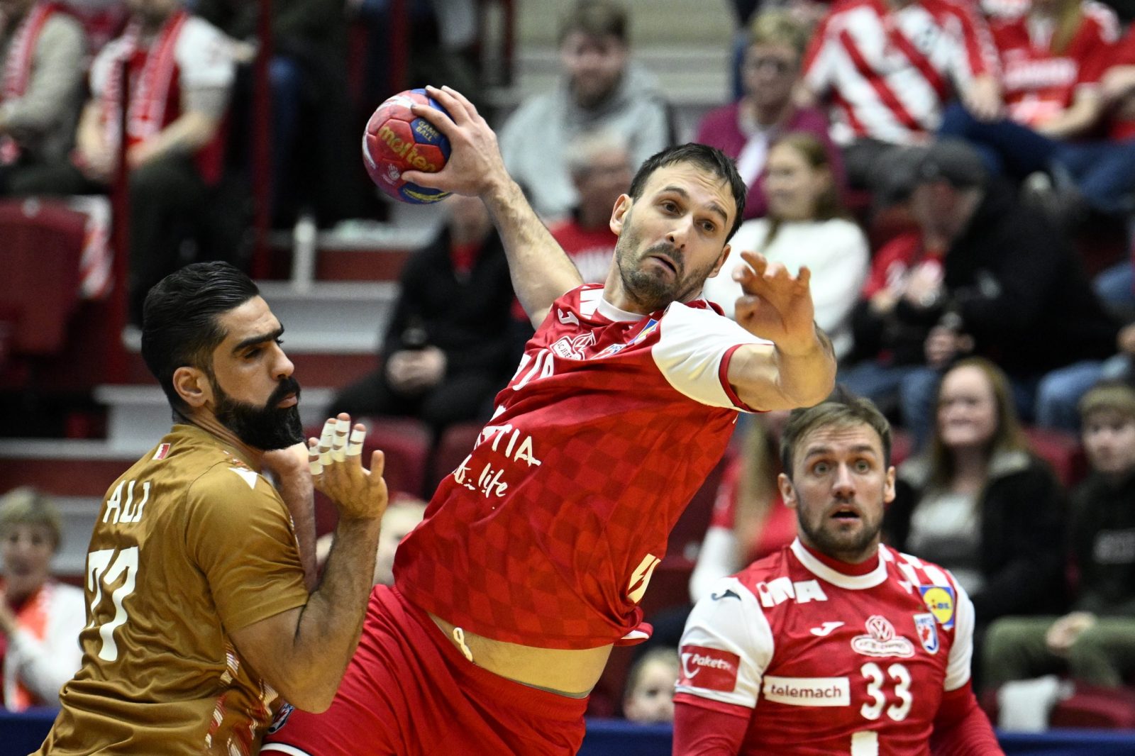 epa10425116 Croatia's  Igor Karacic in action during the IHF Men's World Championship handball match, Main Round group 4, between Croatia and Bahrain in Malmo, Sweden, 23 January 2023.  EPA/Johan Nilsson SWEDEN OUT