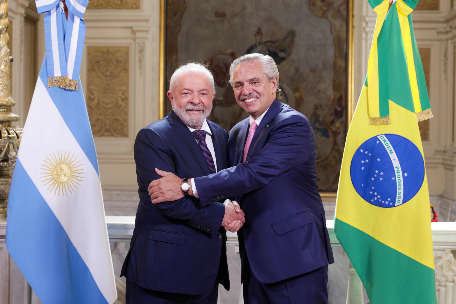epa10424994 A handout photo made available by Argentina Presidency shows Argentina's President Alberto Fernandez (R) greeting his Brazilian counterpart Luiz Inacio Lula da Silva (L) during a meeting in Buenos Aires, Argentina, 23 January 2023.  EPA/PRESIDENCY OF ARGENTINA / HANDOUT EDITORIAL USE ONLY HANDOUT EDITORIAL USE ONLY/NO SALES