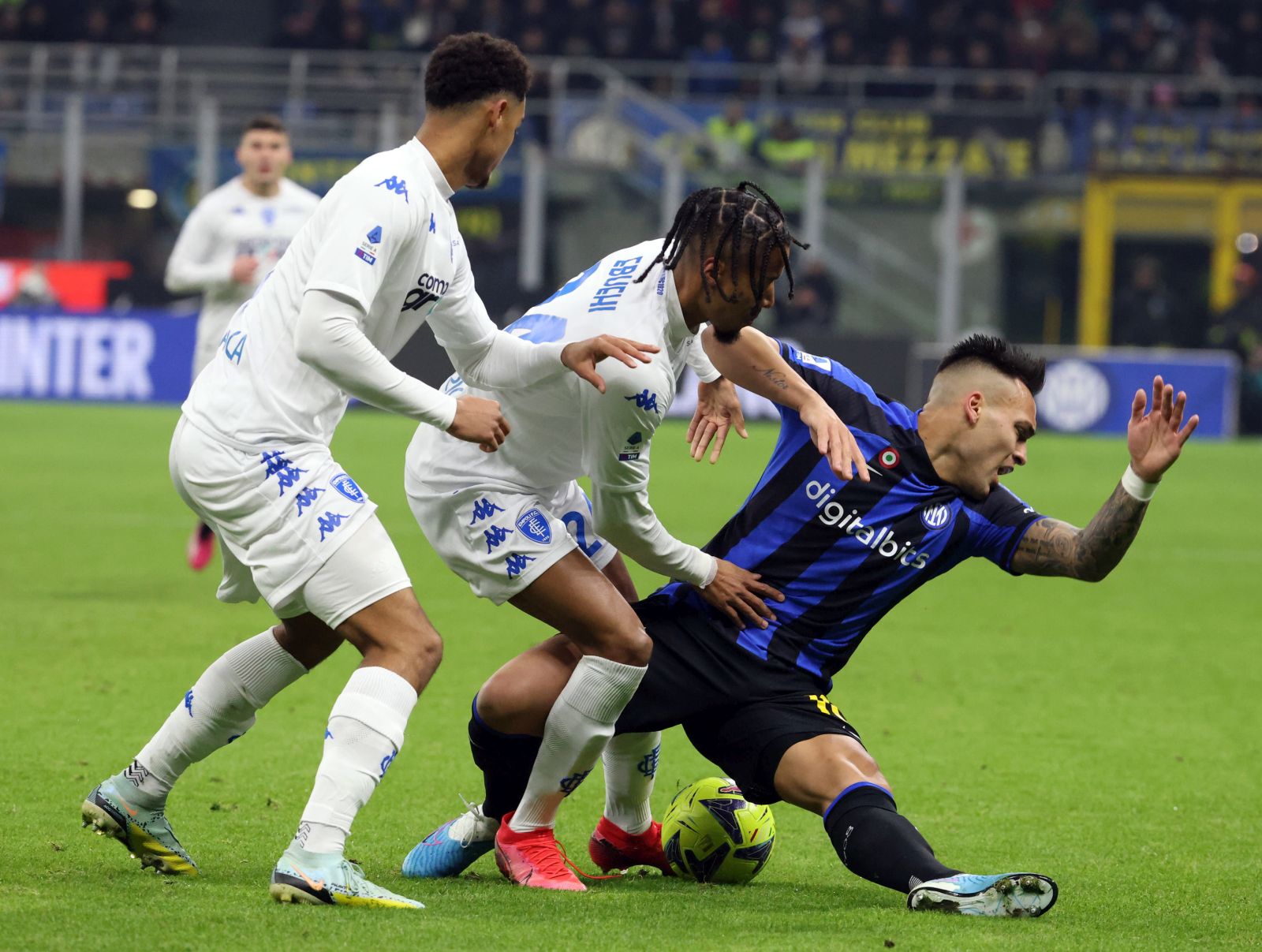 epa10425360 Inter Milan’s Lautaro Martinez (R) challenges for the ball  Empoli’s Tyronne Ebuehi (C) during the Italian serie A soccer match between FC Inter  and Empoli at the Giuseppe Meazza stadium in Milan, Italy, 23 January 2023.  EPA/MATTEO BAZZI