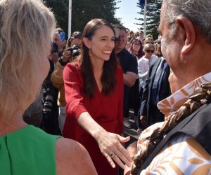 epa10427480 Jacinda Ardern (C) is greeted by well-wishing staff and MPs as she heads from Parliament House to Government House, to resign her position as New Zealand Prime Minister, in Wellington, 25 January 2023. Ardern announced her resignation as Prime Minister on 19 January 2023.  EPA/BEN MCKAY AUSTRALIA AND NEW ZEALAND OUT