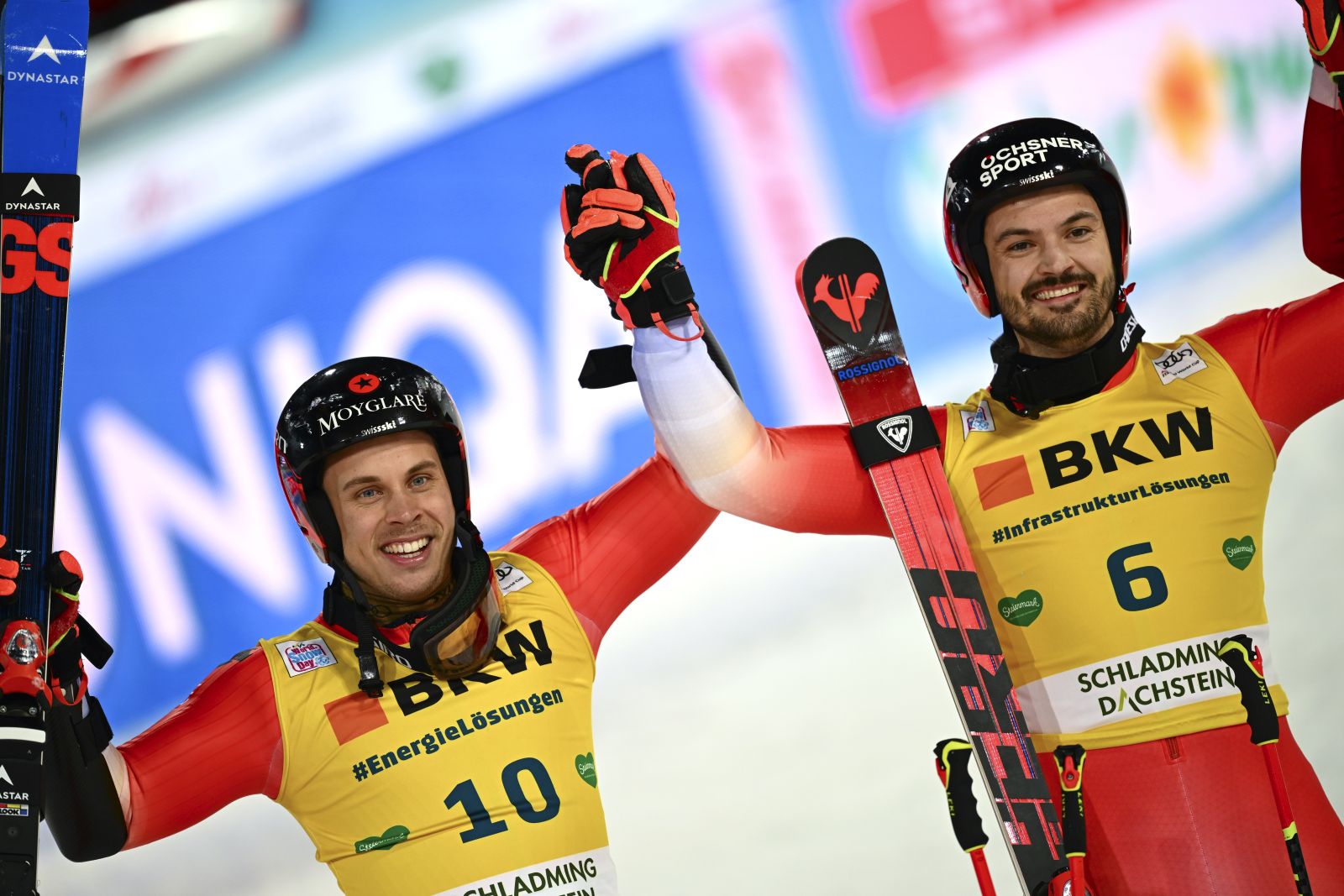 epa10429827 Second placed Gino Caviezel (L) and first placed Loic Meillard (R) of Switzerland celebrate in finish area after the second run of the Men's Giant Slalom Night race of the FIS Alpine Skiing World Cup in Schladming, Austria, 25 January 2023.  EPA/CHRISTIAN BRUNA