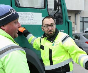 Zagreb, 26.01.2023. - Gradonaèelnik Zagreba Tomislav Tomaeviæ s radnicima Èistoæe èisti ulice grada kao pomoæni radnik, nakon to su postigli dogovor o prekidu trajka Èistoæe. Na fotografiji Tomislav Tomaeviæ s radnicima Èistoæe u Dubravi. foto HINA/ Lana SLIVAR DOMINIÆ/ lsd