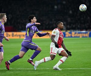 epa10432008 Florent Sanchez (C) of FC Volendam and Steven Bergwijn of Ajax (R) in action during the Dutch Eredivisie soccer match between Ajax Amsterdam and FC Volendam at the Johan Cruijff ArenA in Amsterdam, Netherlands, 26 January 2023.  EPA/OLAF KRAAK