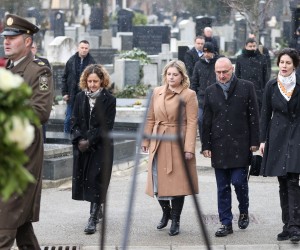 Zagreb, 27.01.2023 - Povodom obilježavanja Međunarodnog dana sjećanja na žrtve Holokausta, izaslanstvo Vlade na čijem čelu je potpredsjednica Vlade Anja Šimpraga, kao izaslanica premijera Andreja Plenkovića, položilo je vijenac ispred skulpture "Mojsije" na Gradskom groblju Mirogoj. Na slici Anja Šimpraga, Nina Obuljen Koržinek, Gordan Grlić Radman, posebna savjetnica predsjednika Vlade Sara Lustig.
foto HINA/ Damir SENČAR/ ds