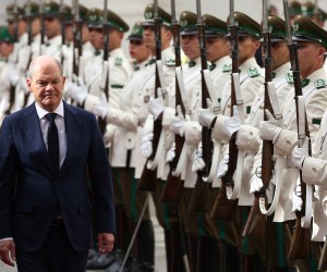epa10439384 German Chancellor Olaf Scholz receives  honors from the La Moneda palace guard in Santiago, Chile, 29 January 2023. Scholz began his first visit to Chile with Chilean President President Gabriel Boric touring the Museum of Memory and Human Rights, which commemorates the victims of Chile's military dictatorship (1973-1990).  EPA/ELVIS GONZALEZ