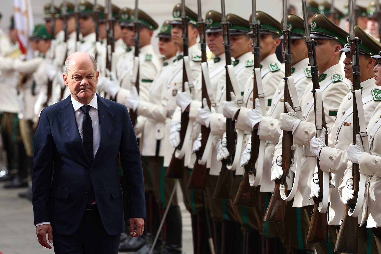 epa10439384 German Chancellor Olaf Scholz receives  honors from the La Moneda palace guard in Santiago, Chile, 29 January 2023. Scholz began his first visit to Chile with Chilean President President Gabriel Boric touring the Museum of Memory and Human Rights, which commemorates the victims of Chile's military dictatorship (1973-1990).  EPA/ELVIS GONZALEZ