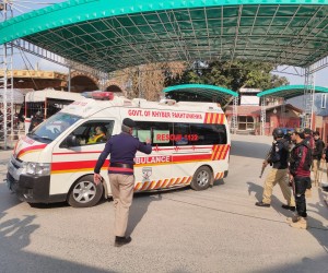 epa10439773 Pakistani security officials stand guard as an ambulance shift victims of a blast at a Mosque, in Peshawar, Pakistan, 30 January 2023. At least 19 worshippers were killed and dozens injured in a blast during prayers at a Mosque situated in Police lines in Peshawar, spokesman of the Lady Reading Hospital Peshawar said.  EPA/BILAWAL ARBAB
