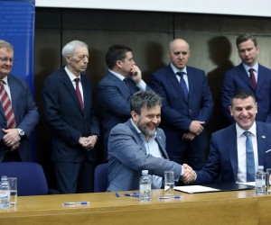 Zagreb, 31.01.2023. - Potpisani ugovori za vraæanje u ispravno radno stanje infrastrukture u podruèju prijevoza oteæene u potresu na podruèju Zagrebaèke upanije. Nositelj projekta je upanijska uprava za ceste Zagrebaèke upanije, èiji je ravnatelj Tomislav Landeka potpisao ugovore s odabranim izvoðaèima radova. Na fotografiji eljko Turk, Stjepan Koiæ, Oleg Butkoviæ, Veljko Nietiæ, Branko Baèiæ, Tomislav Landeka, Josip Bilaver. foto HINA/ Lana SLIVAR DOMINIÆ/ lsd